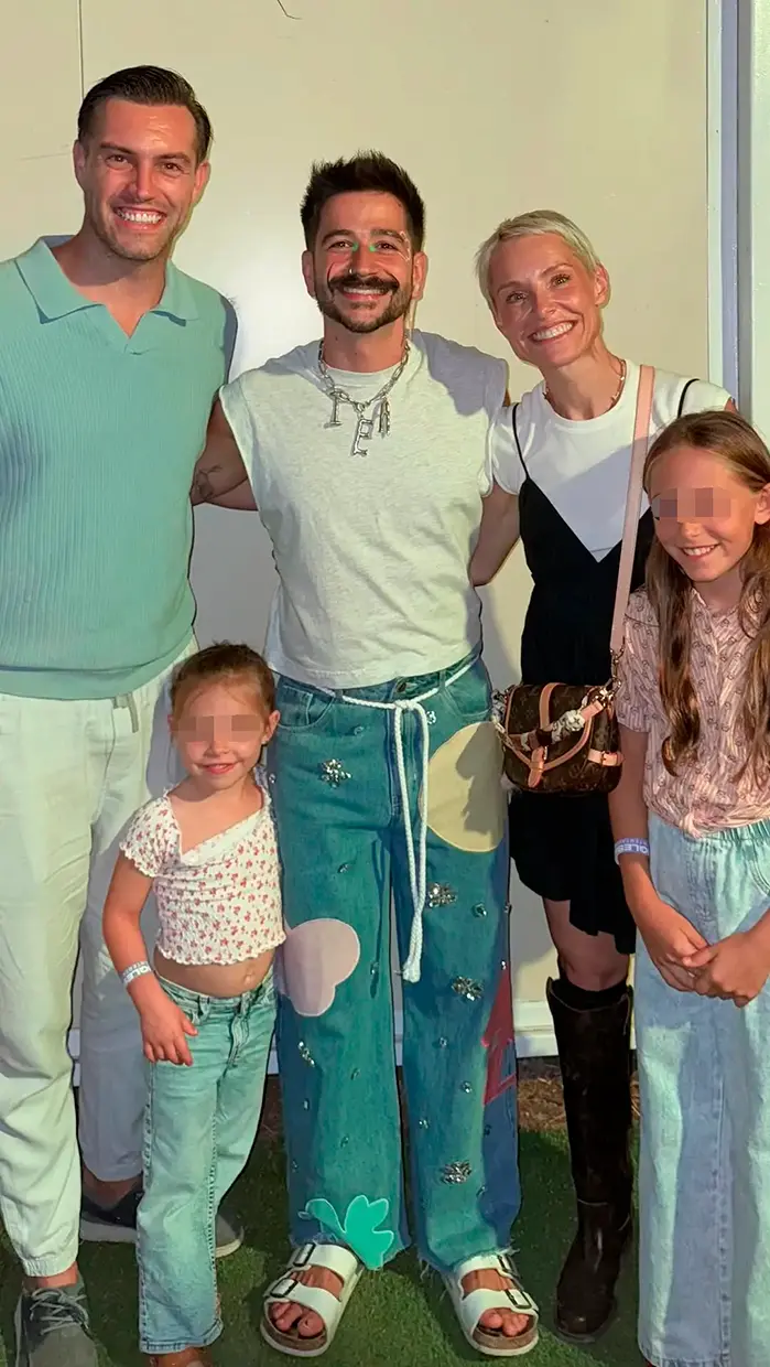 Soraya Arnelas con su marido y sus hijas posando junto al cantante Camilo