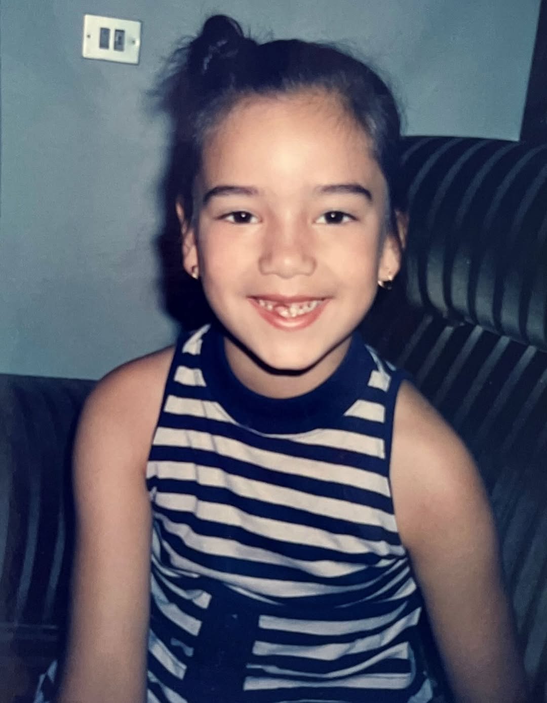 Patricia Pardo se abraza a ella misma con 7 años gracias a la Inteligencia Artificial: las increíbles fotos
