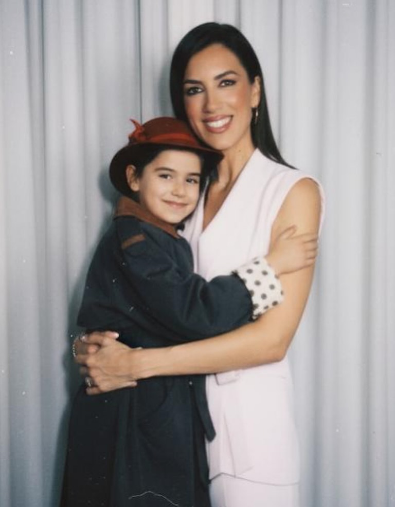 Patricia Pardo se abraza a ella misma con 7 años gracias a la Inteligencia Artificial: las increíbles fotos