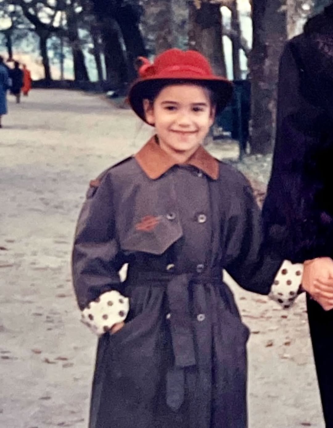 Patricia Pardo se abraza a ella misma con 7 años gracias a la Inteligencia Artificial: las increíbles fotos