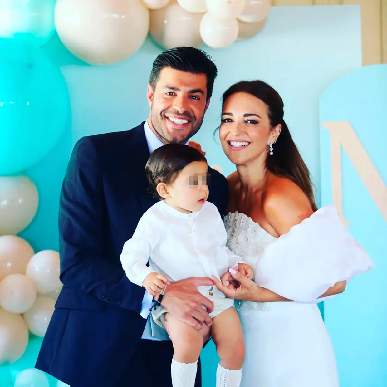 Miguel Torres y Paula Echevarría posan con su hijo