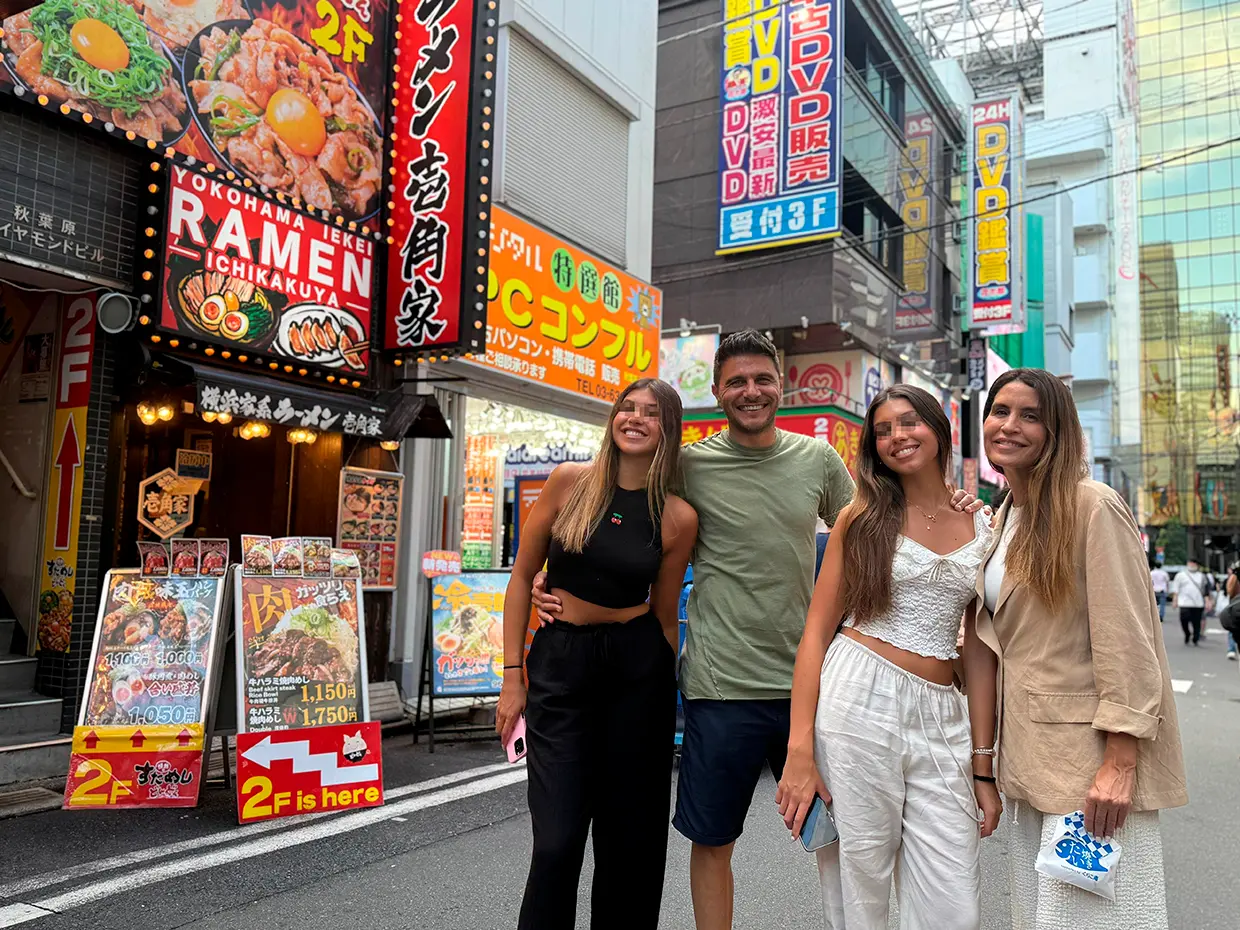 Joaquín y Susana Saborido con sus hijas en Japón