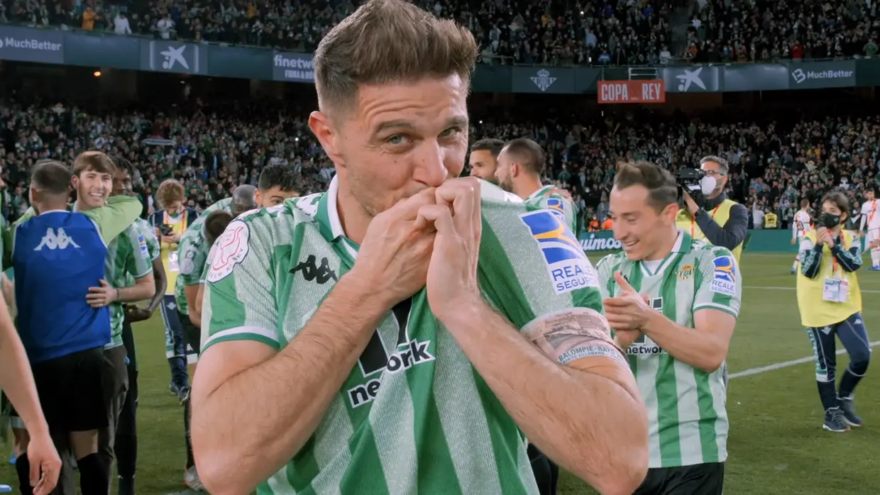 Joaquín Sánchez besando el escudo del Betis