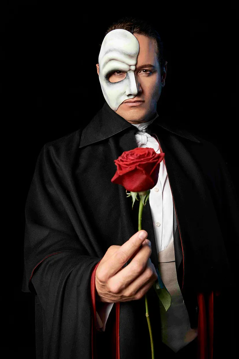Daniel Diges caracterizado como el Fantasma de la Opera.