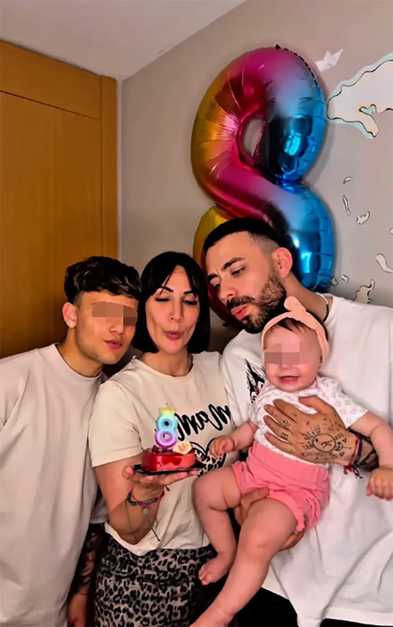 Fani Carbajo, sus hijos Fran y Victoria y su pareja, Fran.
