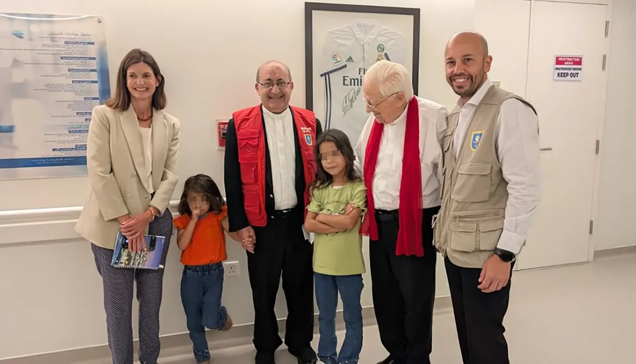 El Padre Ángel y el padre Carlos ayudando en Jordania