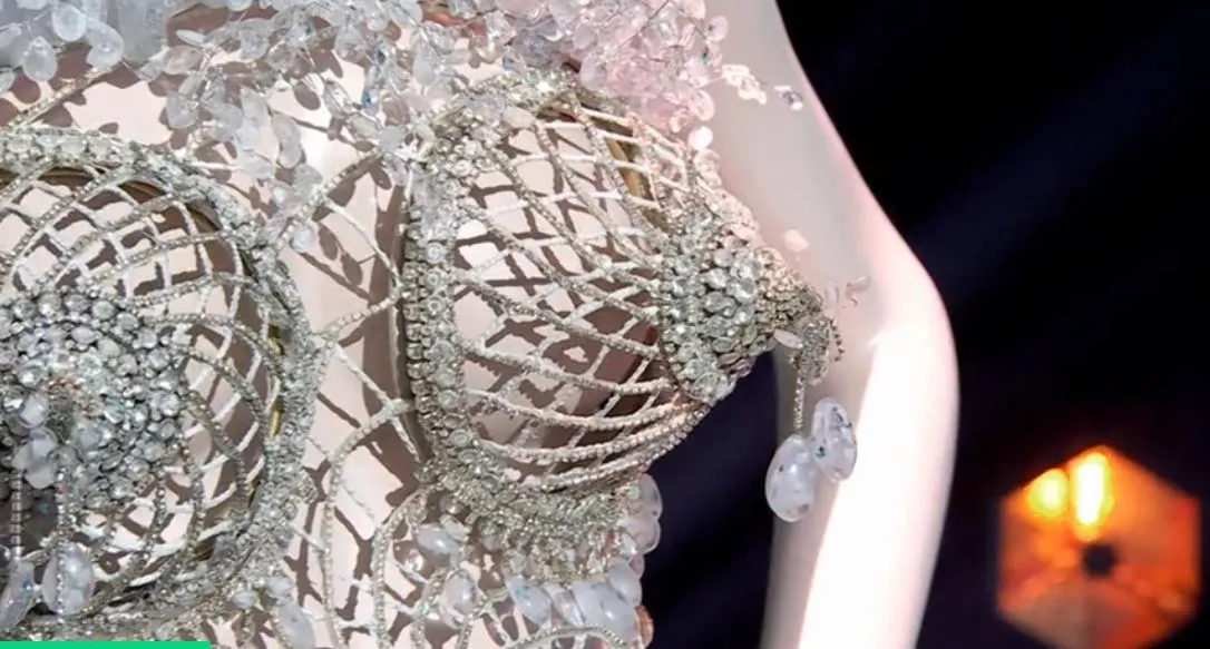 Un detalle del vestido de leche materna de Cristina Pedroche.