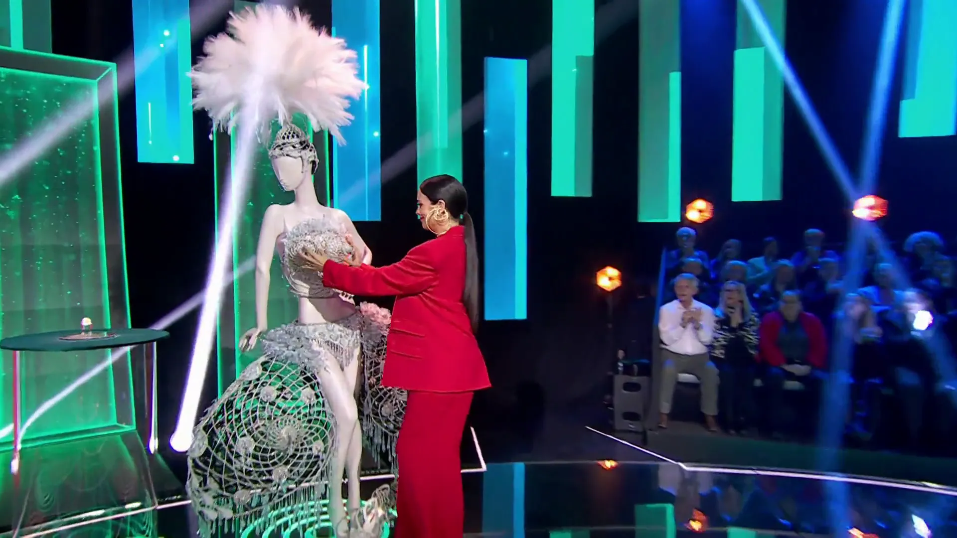 Cristina Pedroche con su vestido de leche materna en el programa 'Tesoro o cacharro'.