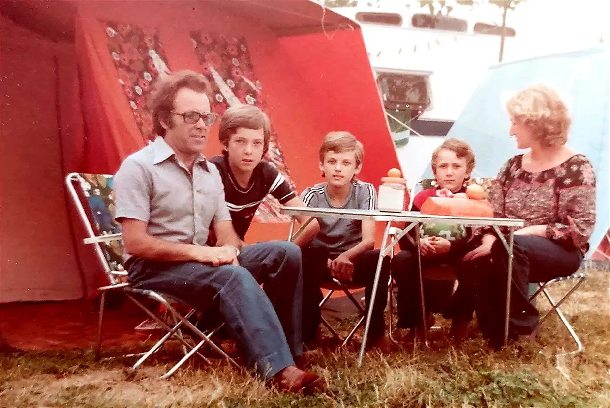 Jesús Calleja con sus padres y sus hermanos cuando eran pequeños