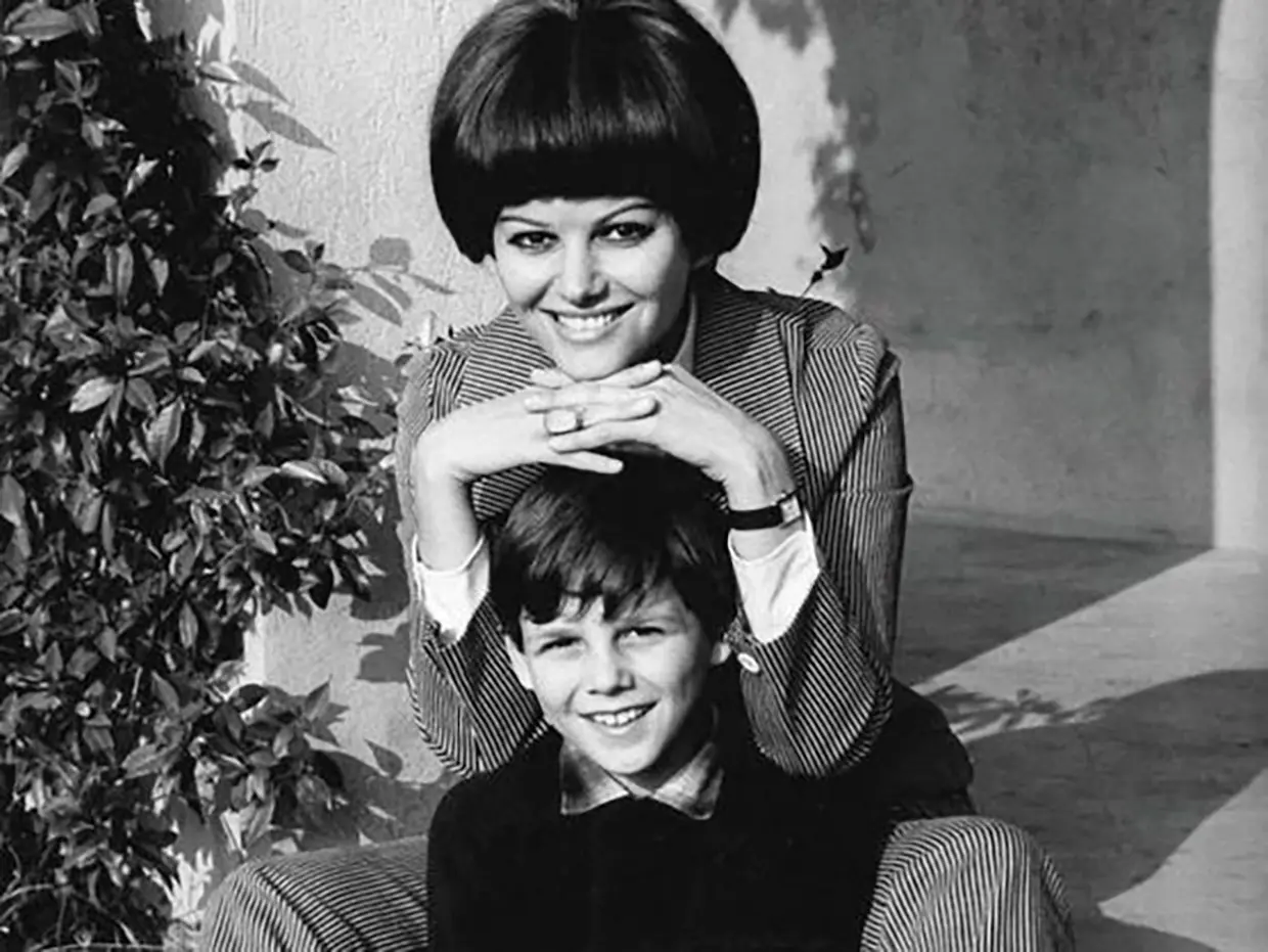 Claudia Cardinale con su hijo