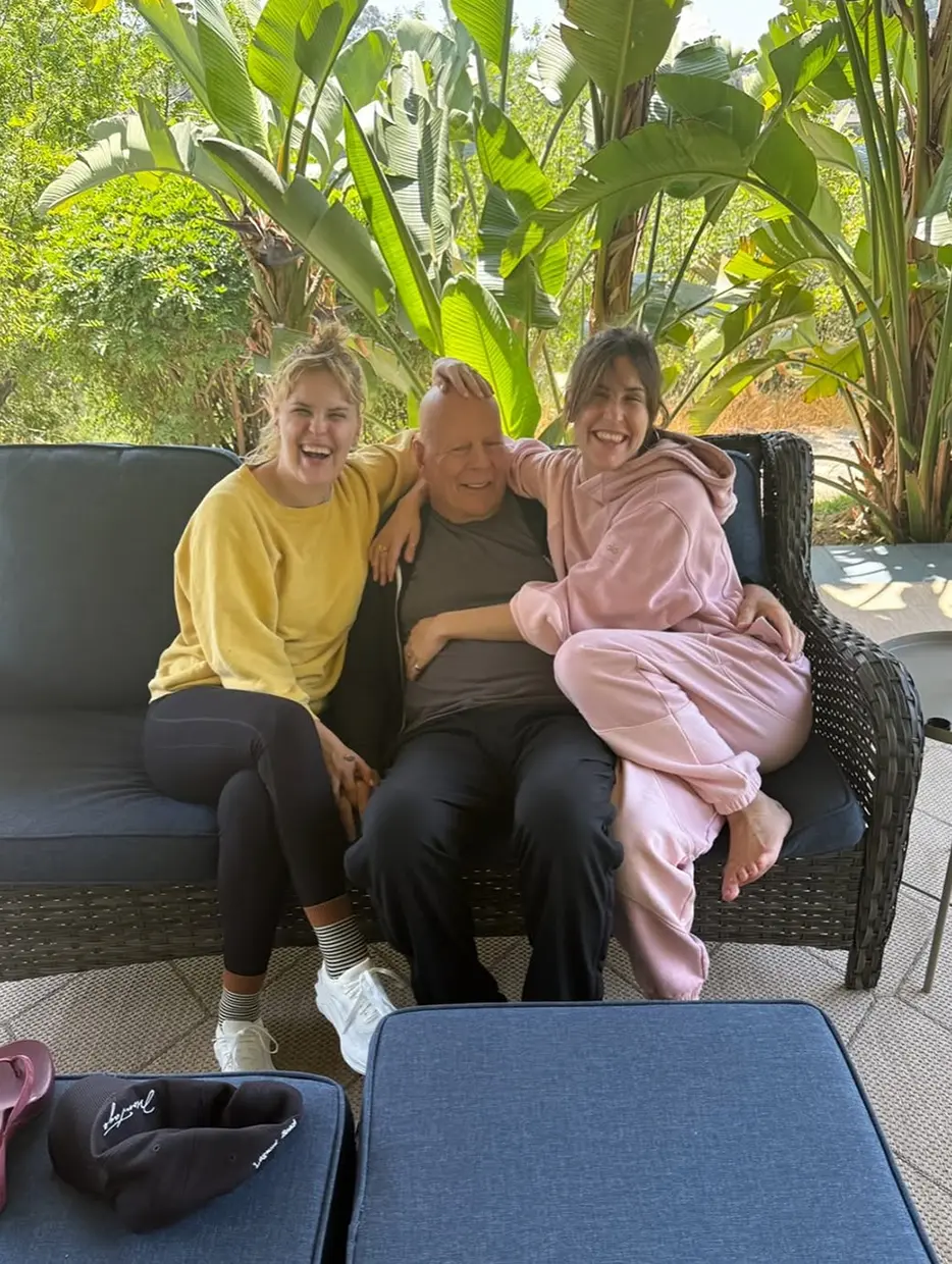 Bruce Willis en un sofá con sus hijas