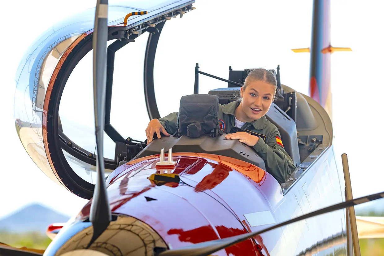 La princesa Leonor montada en un avión.