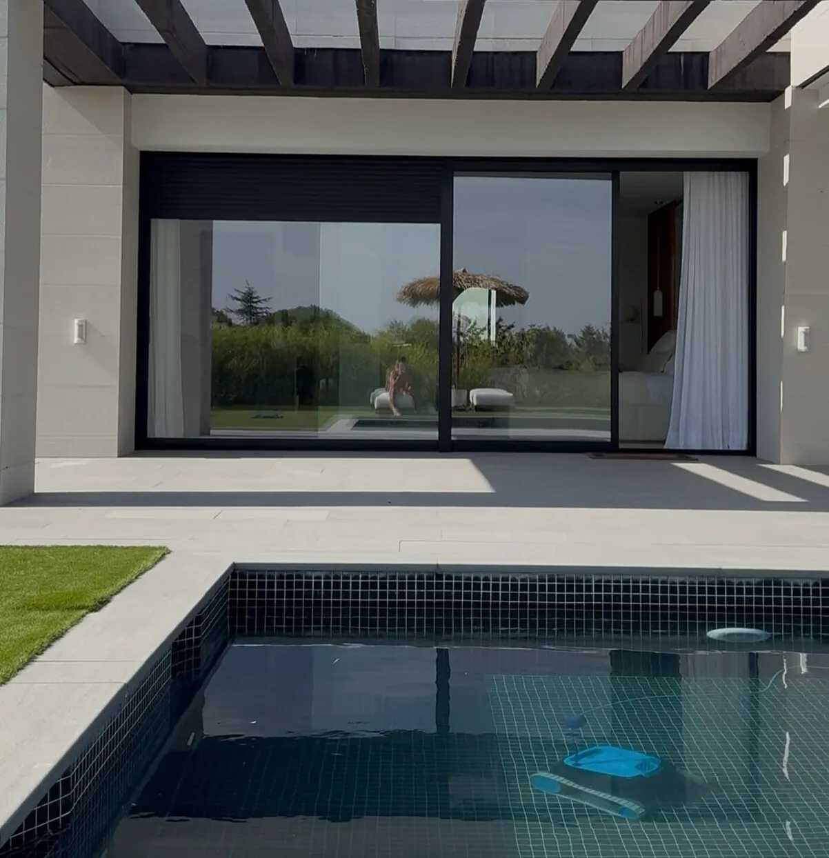 El porche junto a la piscina de la nueva casa de Abraham Mateo