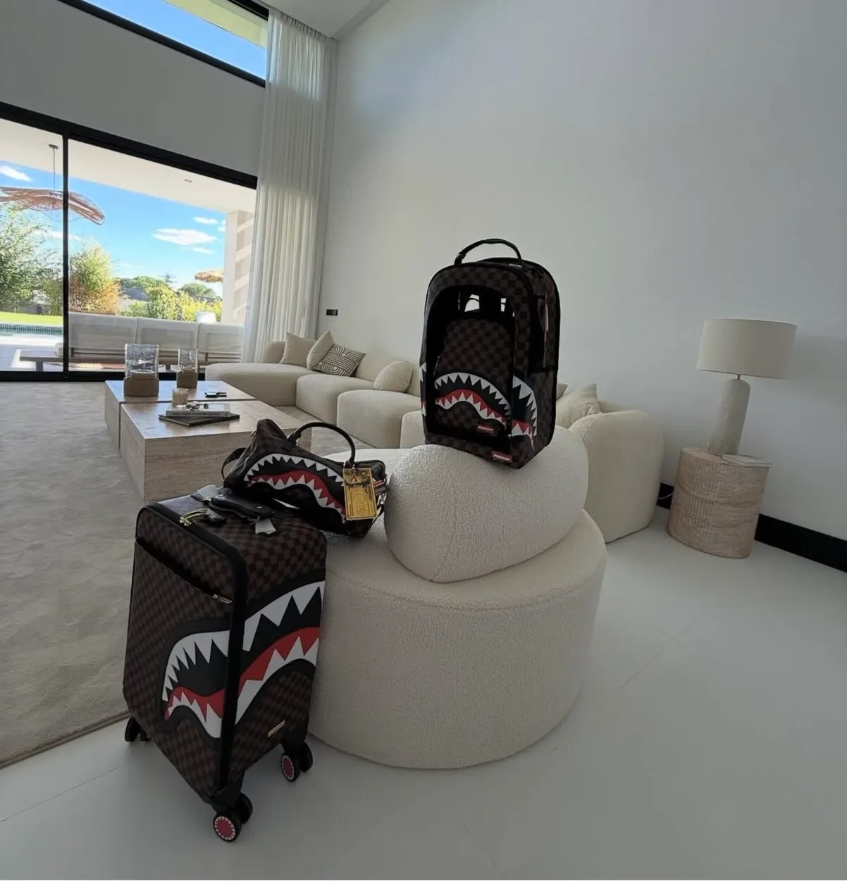 El salón con grandes ventanales de la casa de Abraham Mateo