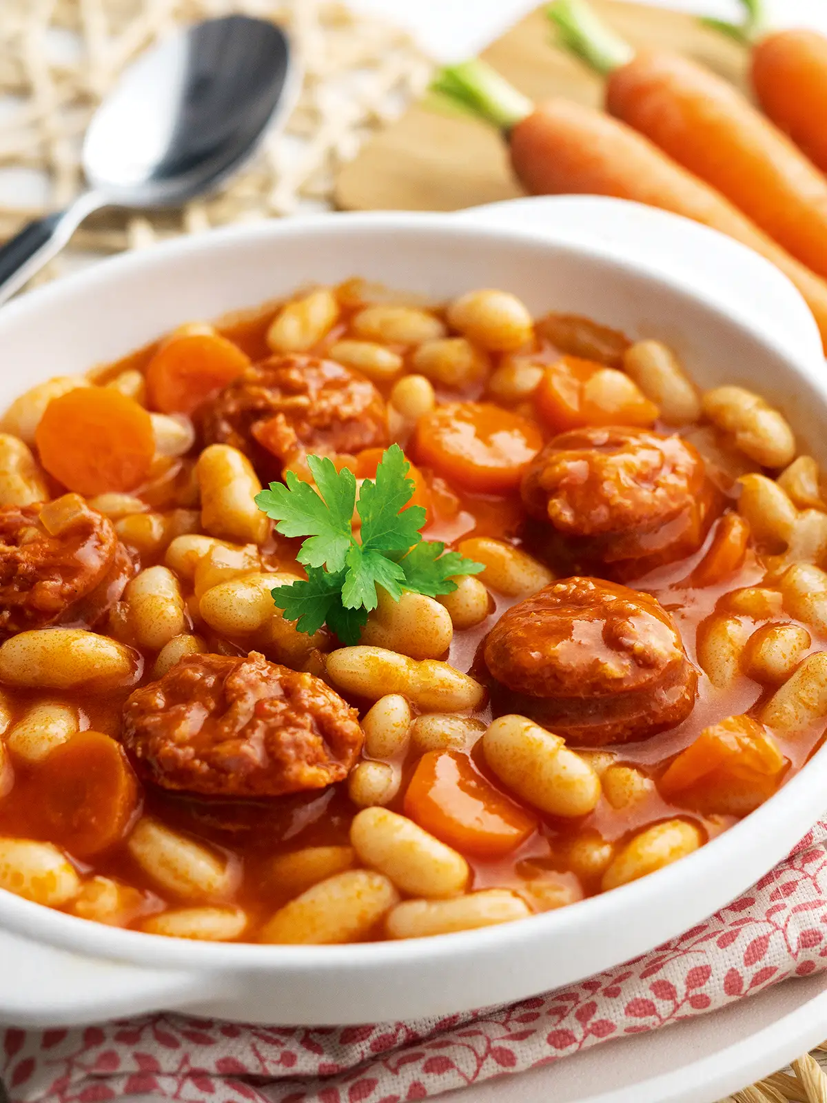 Plato servido de alubias con chorizo caseras.