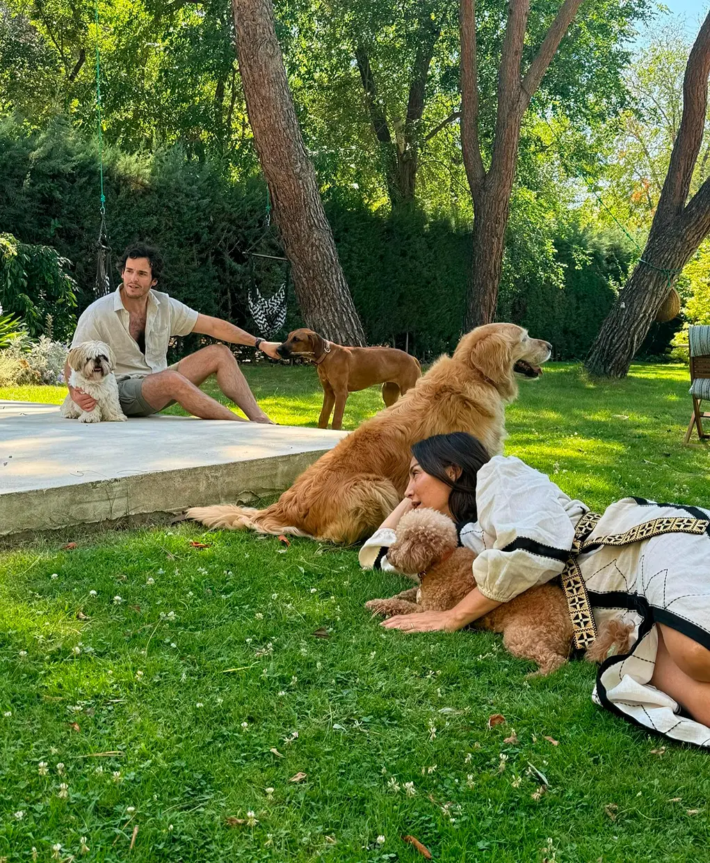 Tamara Falcó e Íñigo Onieva en el jardín con sus perros