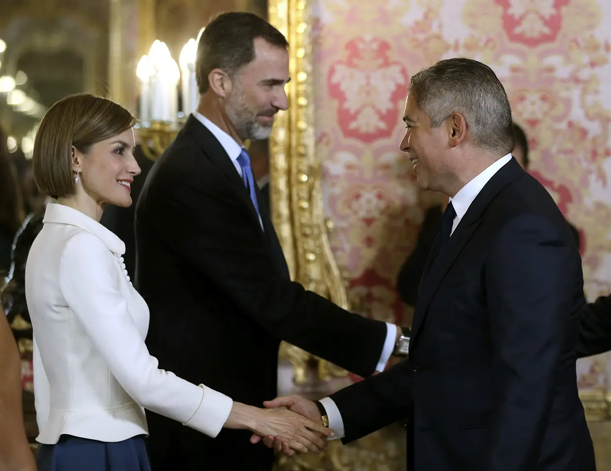 Boris Izaguirre saludando a don Felipe y doña Letizia en una recepción real.