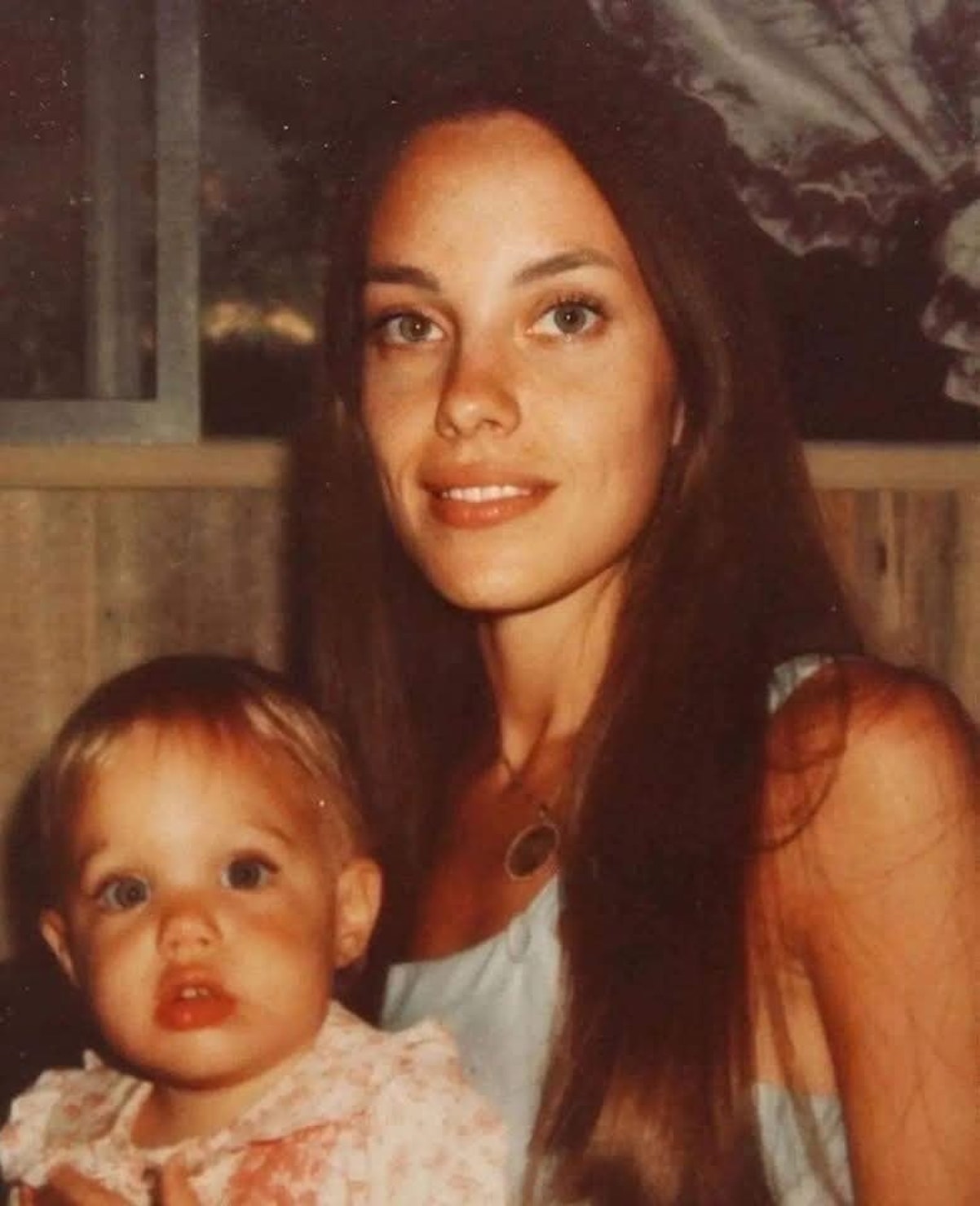 Angelina Jolie con su madre