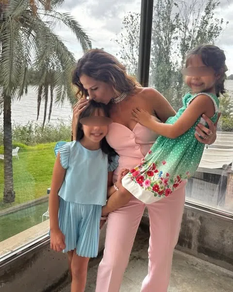 Pastora Soler en su 47 cumpleaños con sus hijas