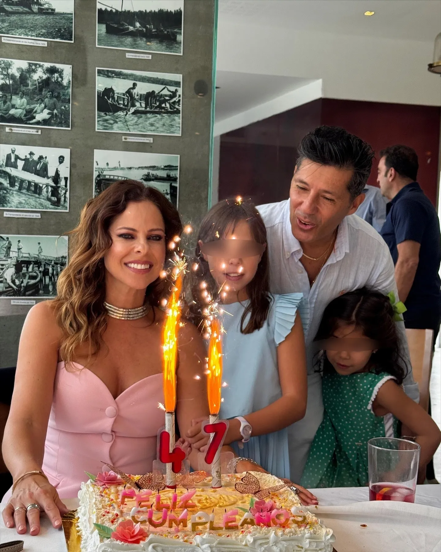 Pastora Soler en su 47 cumpleaños con sus hijas y su marido
