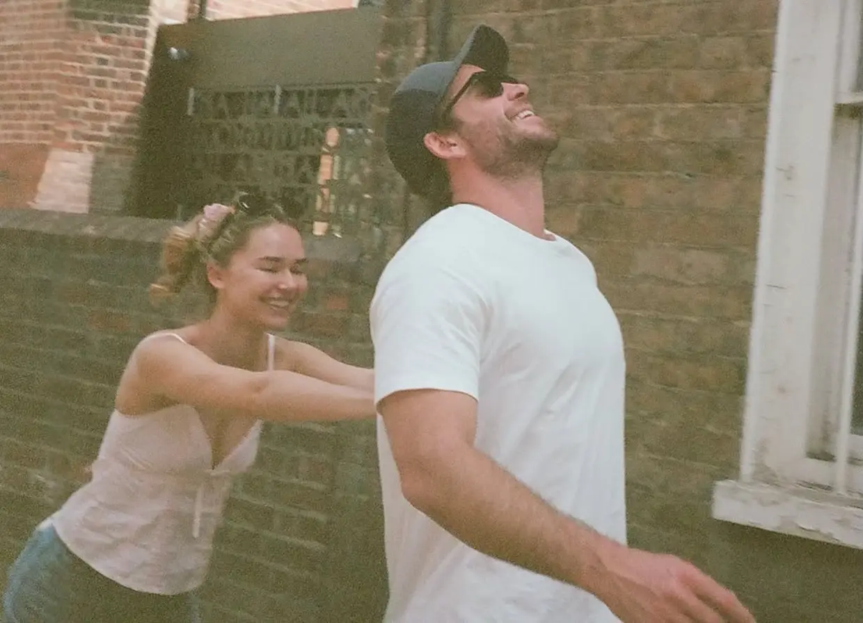 Liam Hemsworth y Gabriella Brooks