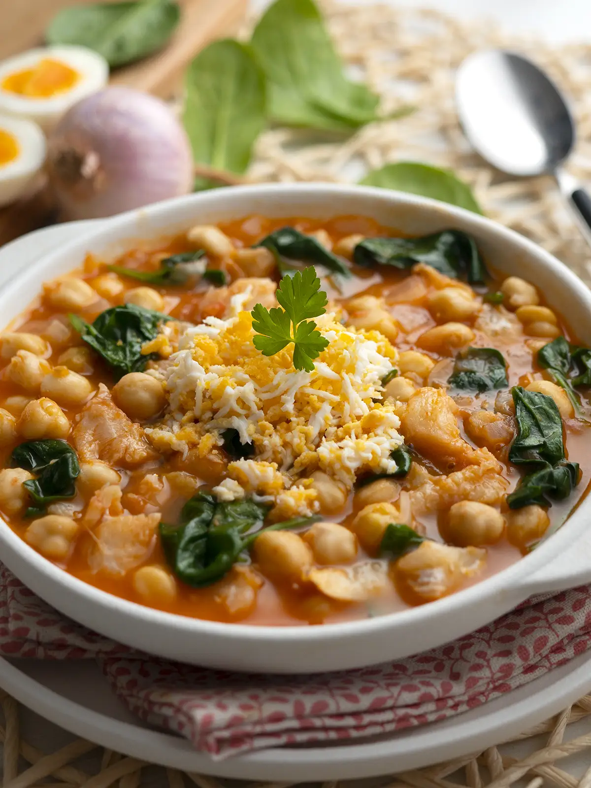 Cazuela de potaje de vigilia recién hecho.