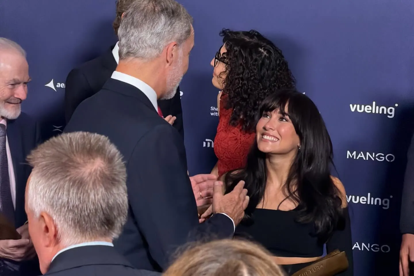 Aitana y Felipe VI durante los Premios Vanguardia.