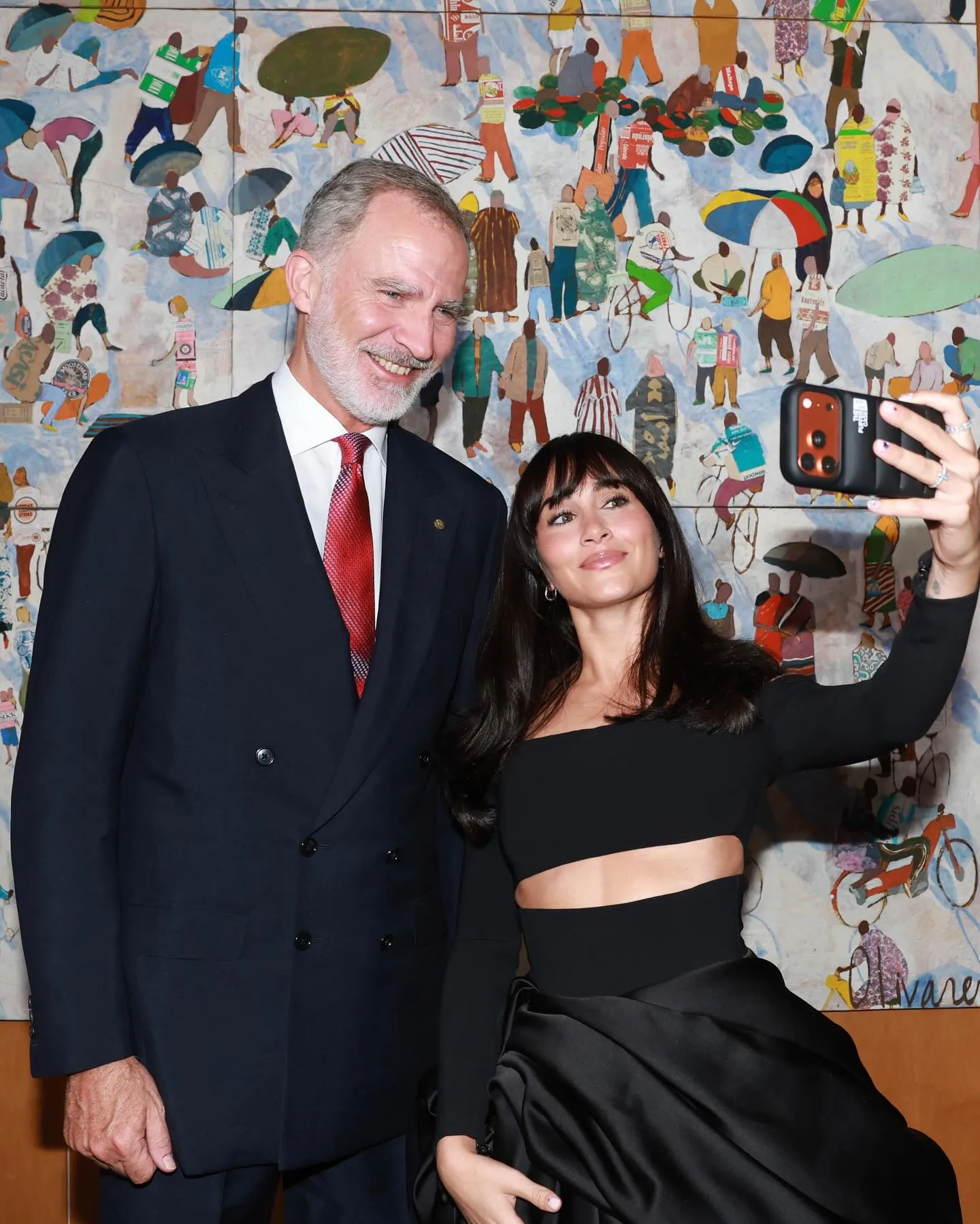 Aitana se hace un selfie con Felipe VI.