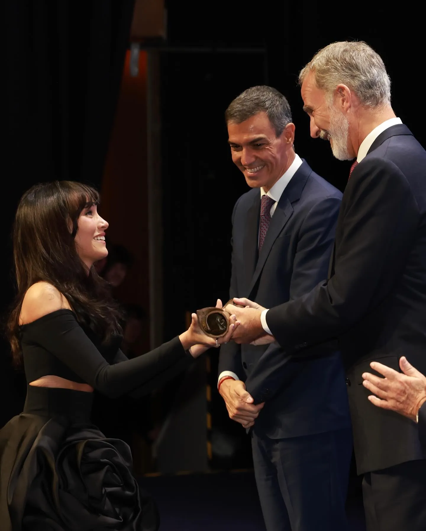 Aitana recibe el Premio Vanguardia de manos de Felipe VI y Pedro Sánchez.