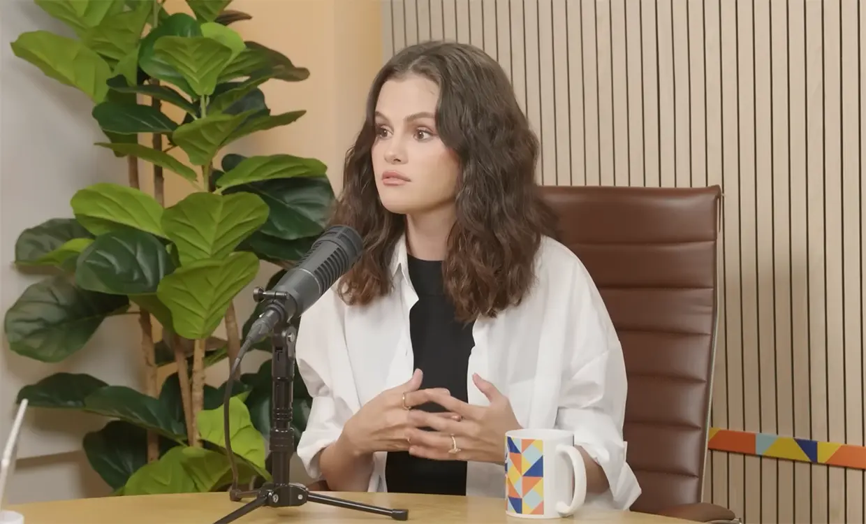 Selena Gómez durante una entrevista en un podcast