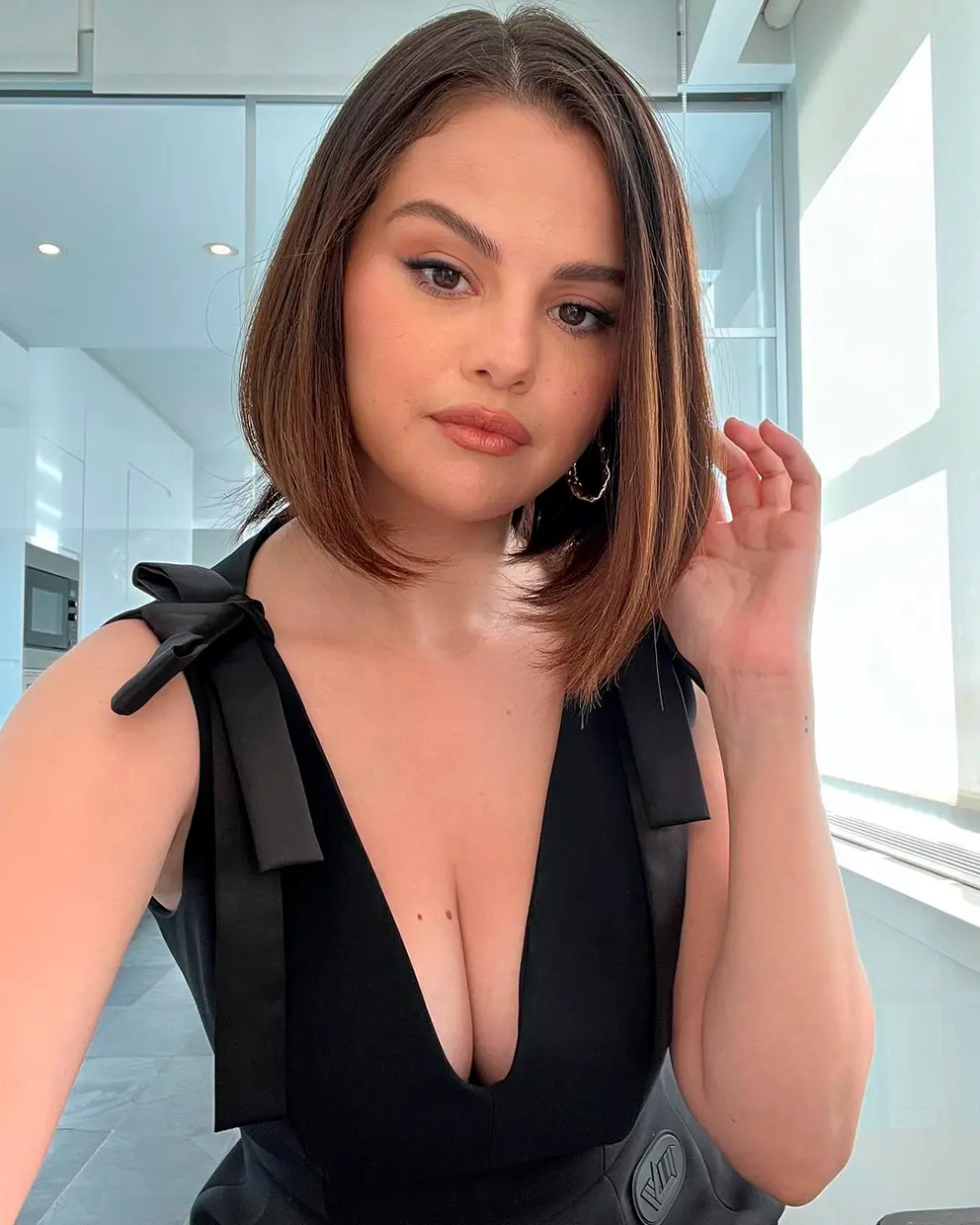 Selena Gómez posando