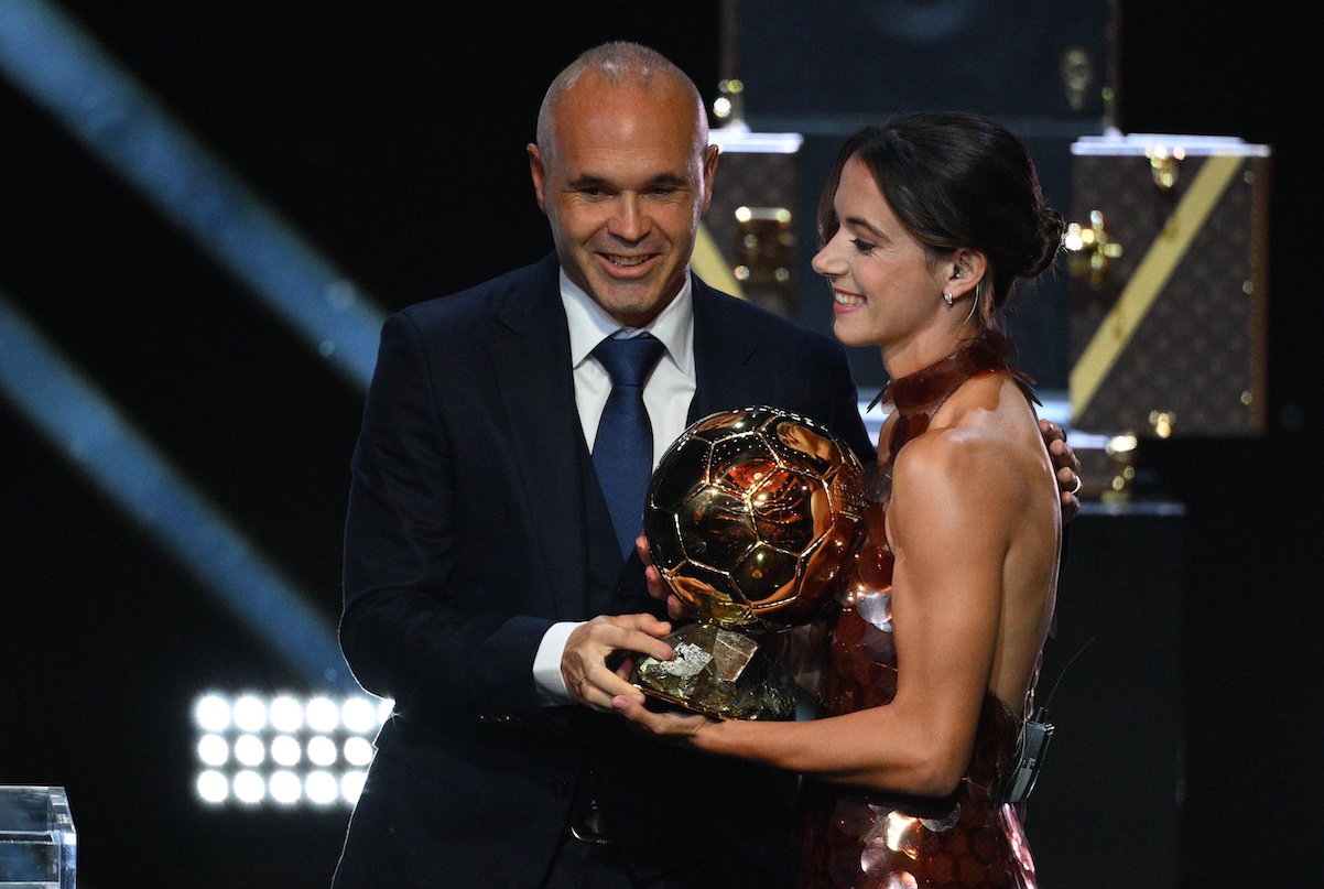 Aitana recibió el balón de manos de su ídolo de la infancia, Iniesta.
