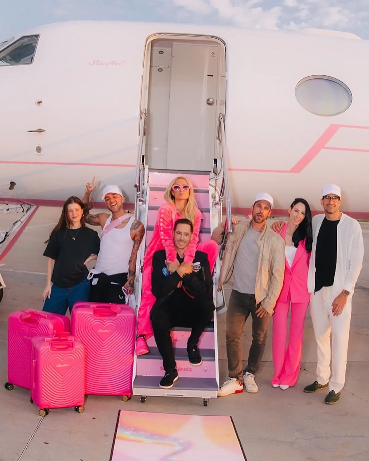 Paris Hilton Jet Rosa 29