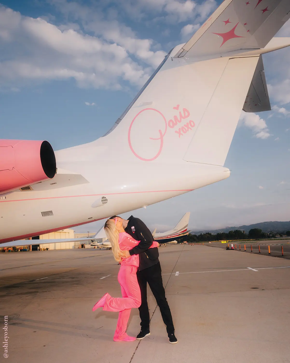 Paris Hilton Jet Rosa 11