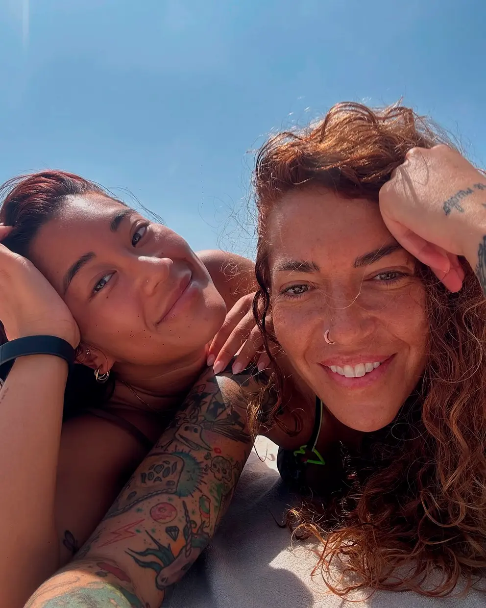 Sofía Cristo y su novia en la playa