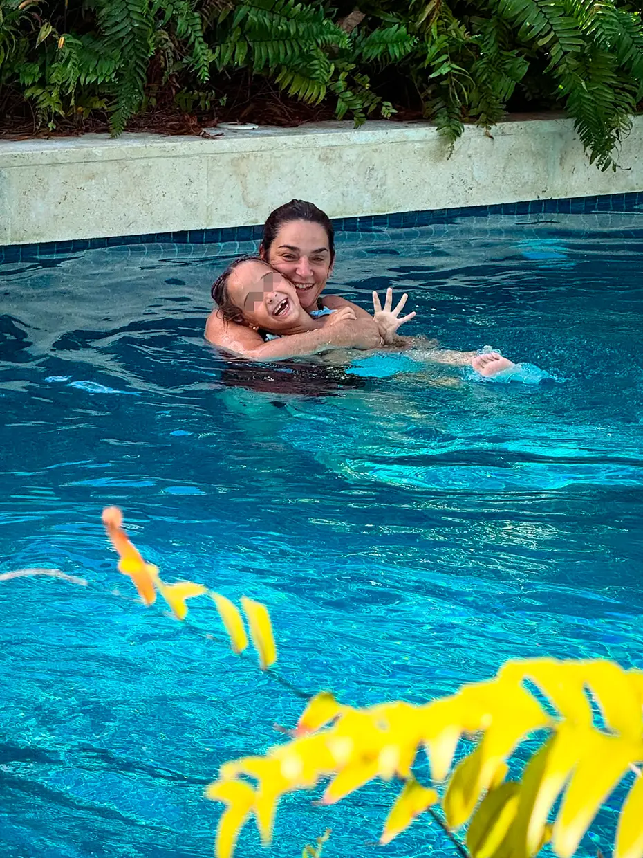 Toñi Moreno en la piscina con su hija Lola.