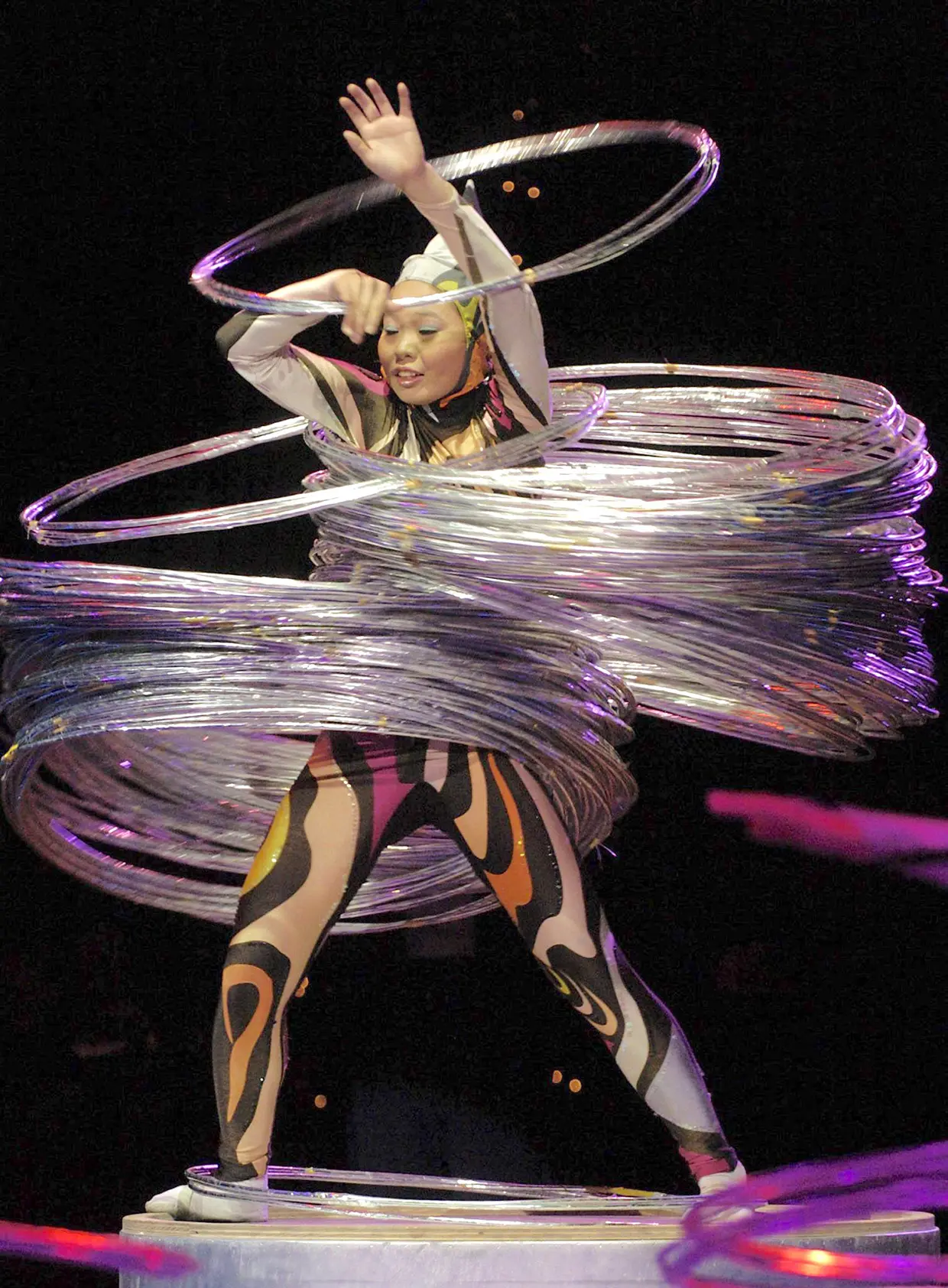 Li Ji Hui, de El Circo del Sol, consiguió bailar 286 hula-hulas a la vez.
