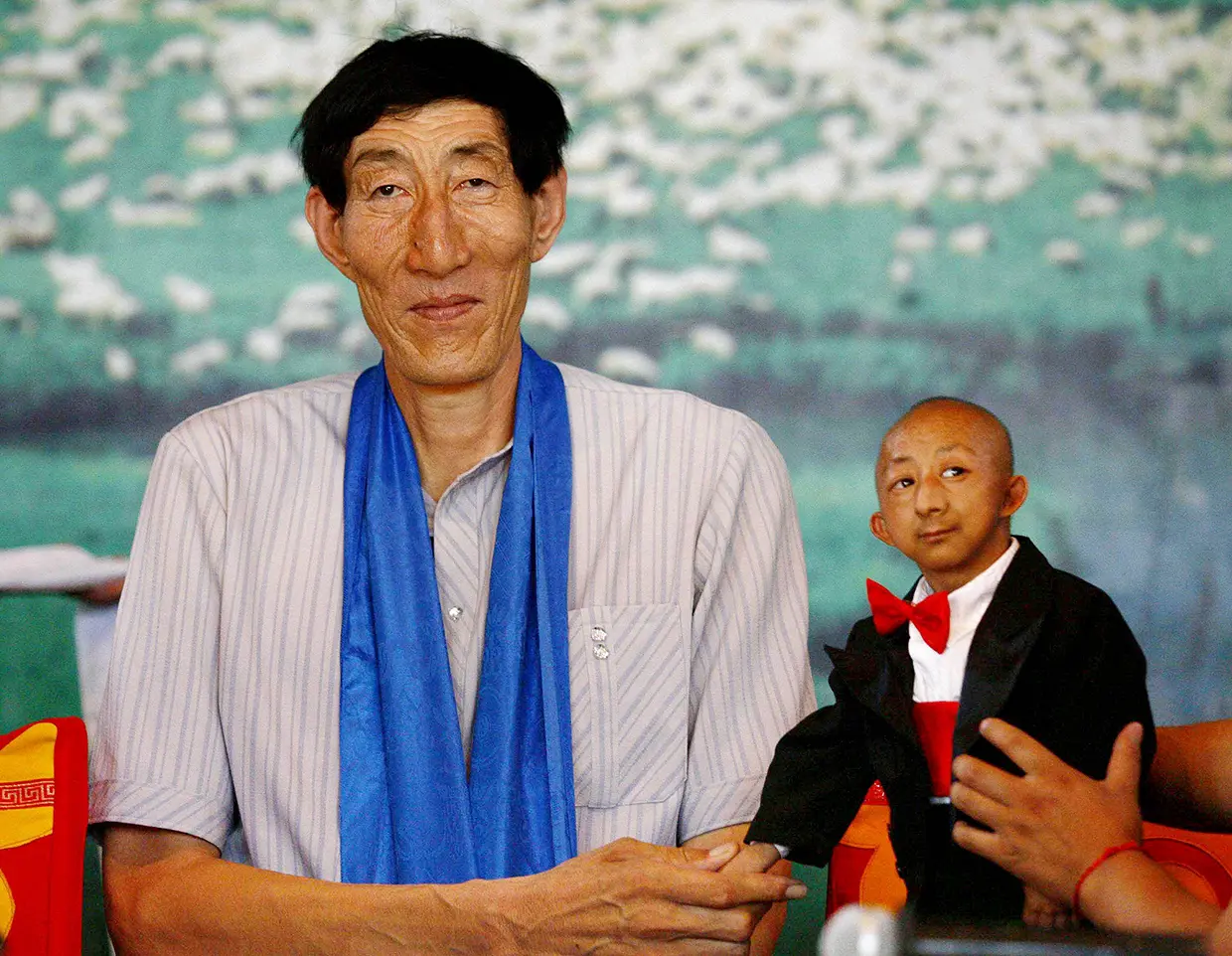 En el 2007, el hombre más alto, Bao Xishu, de 2,36 metros, posó con He Pingping, de 73 centímetros, que se postulaba como el más bajito.