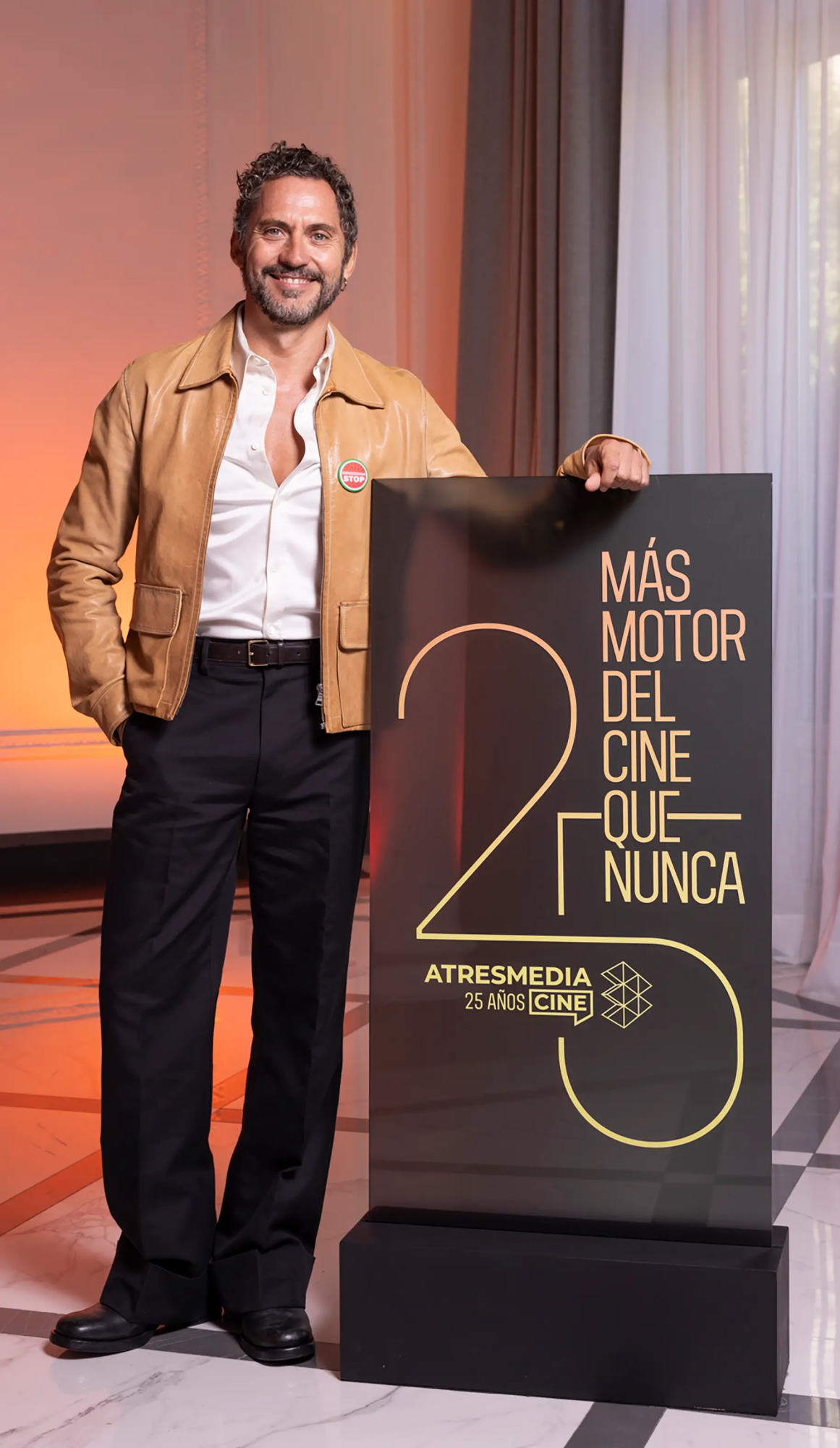 Paco León posando
