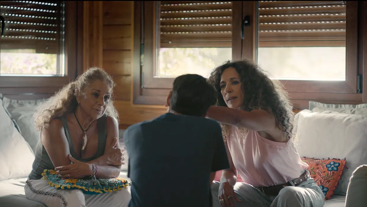 Alba, hablando con Rosario y Lolita Flores