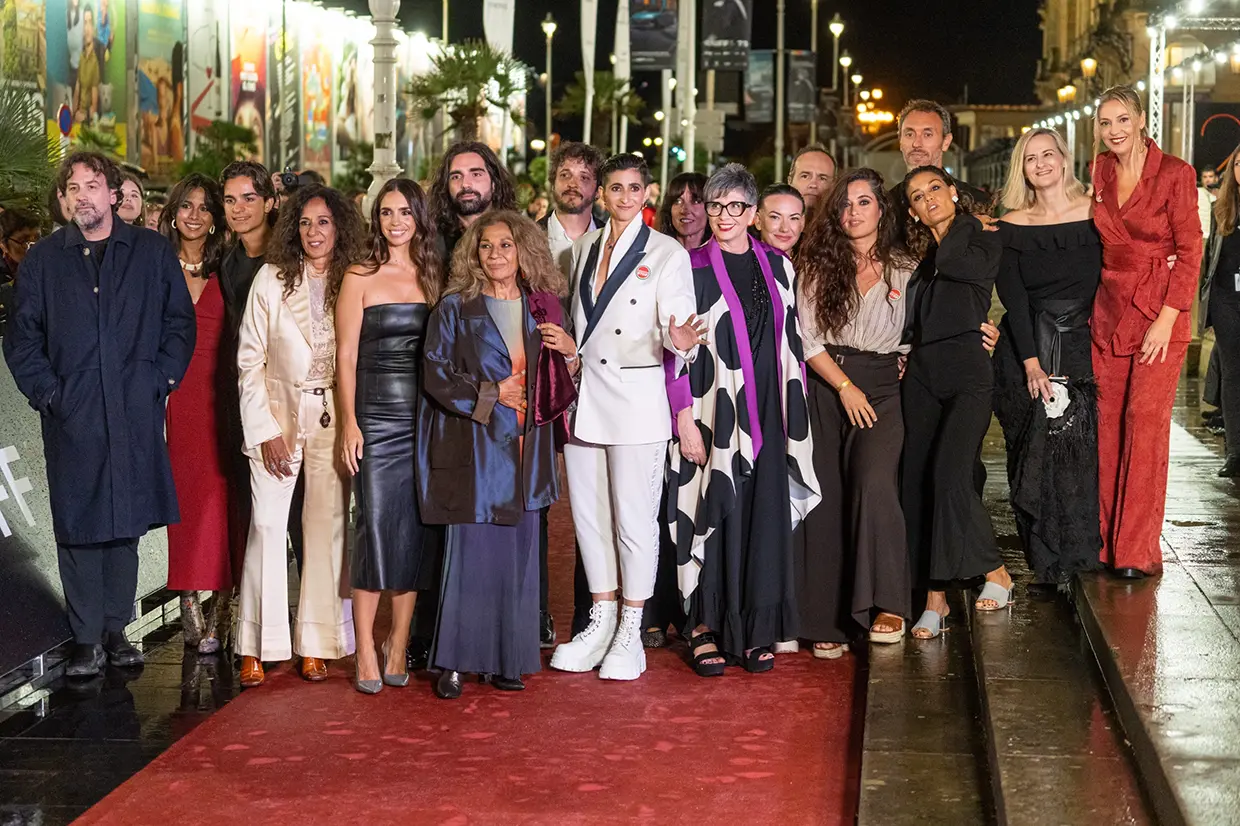 Alba junto a su madre, Ana Villa, sus tías, Rosario y Lolita; sus primos, y el director Isaki Lacuesta (izquierda) y parte del equipo que ha hecho posible 'Flores para Antonio'.
