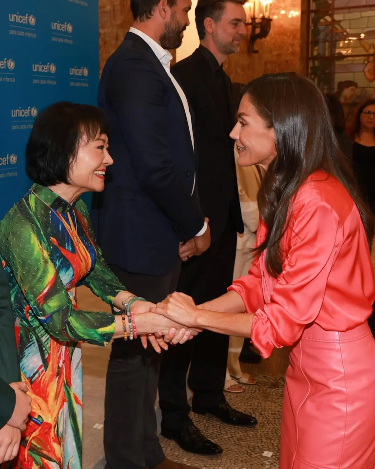 La reina Letizia en los premios UNICEF España con 'La niña del napalm'.