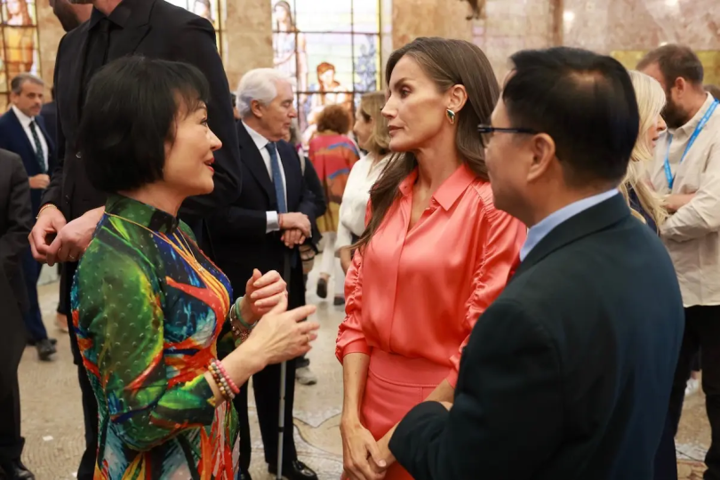 La reina Letizia en los premios UNICEF España con 'La niña del napalm'.