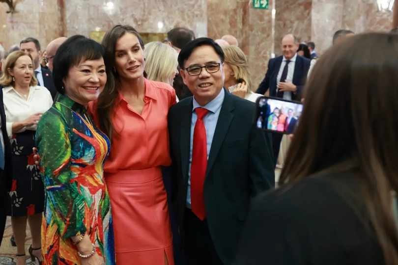 La reina Letizia en los premios UNICEF España con 'La niña del napalm'.