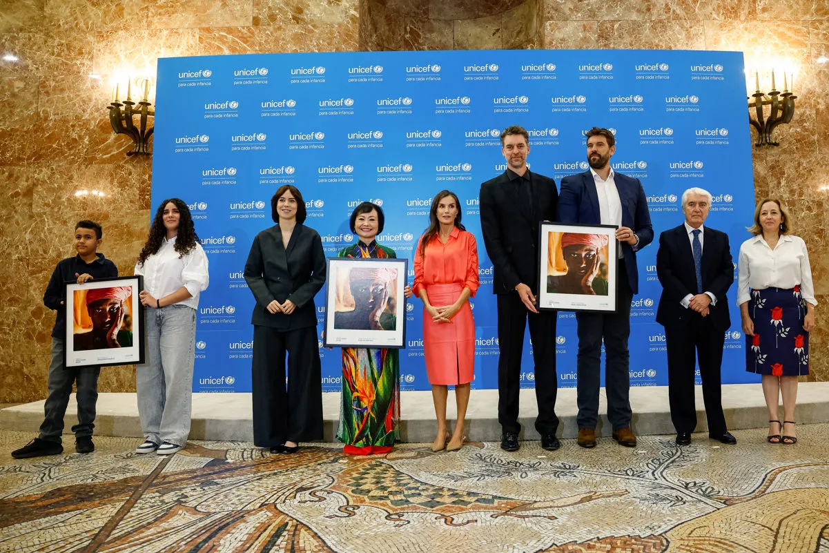 La reina Letizia en los premios UNICEF España con 'La niña del napalm'.
