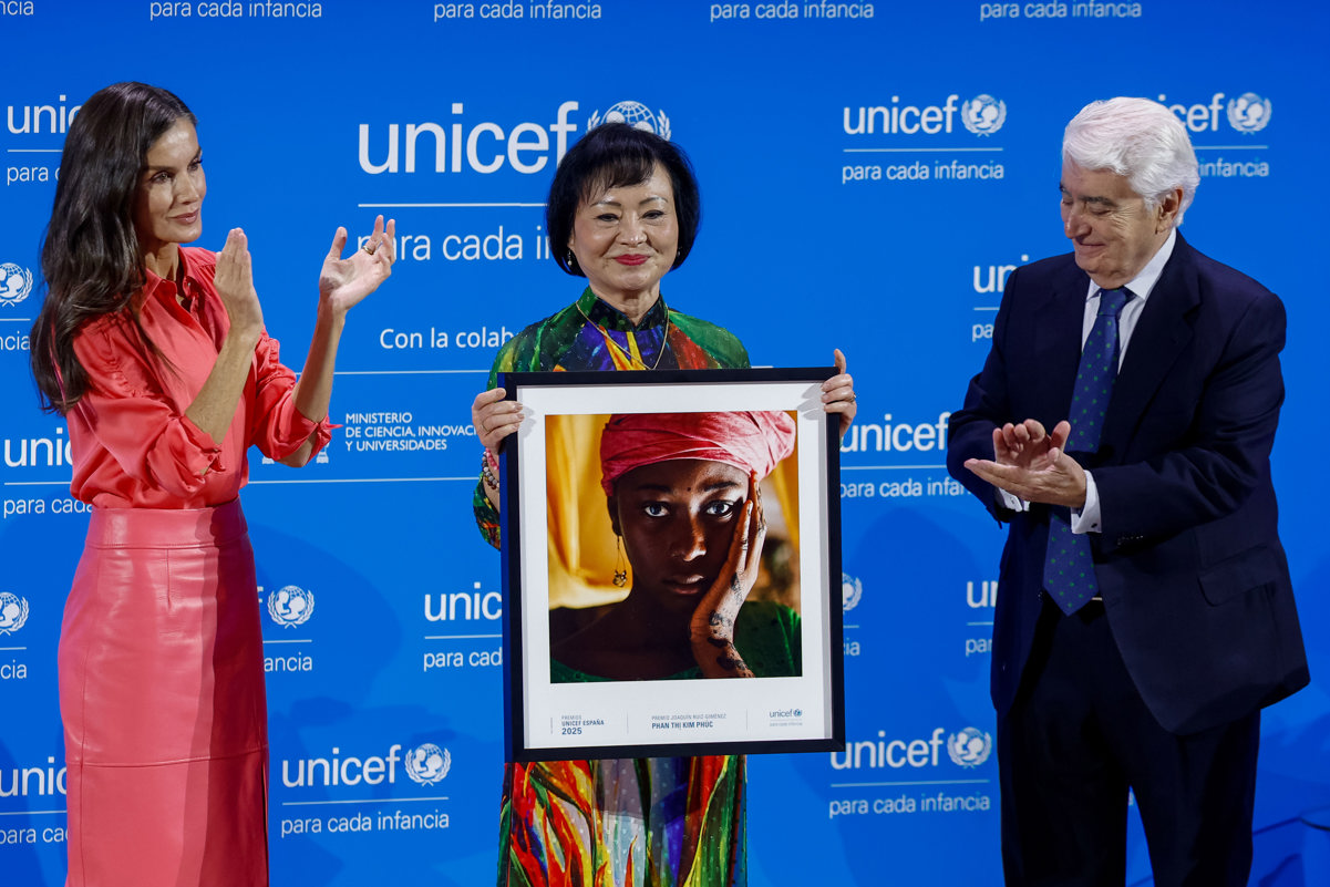 La reina Letizia en los premios UNICEF España con 'La niña del napalm'.