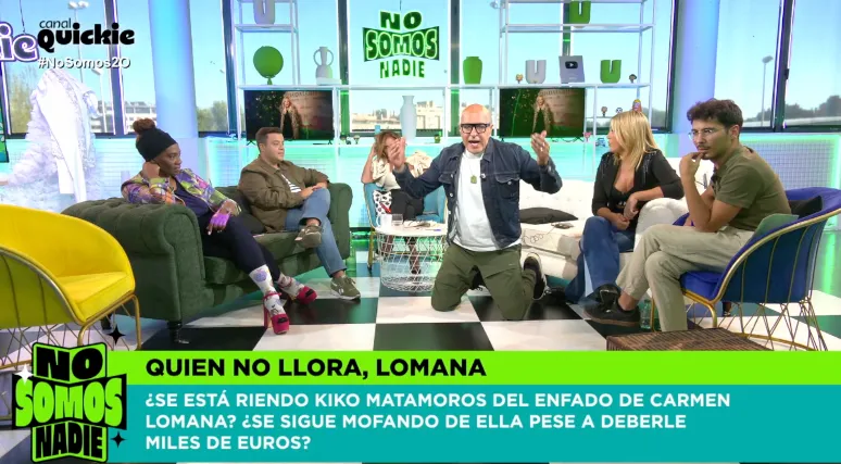 Captura de No somos nadie con Kiko Matamoros arrodillado dirigiéndose a Carmen Lomana