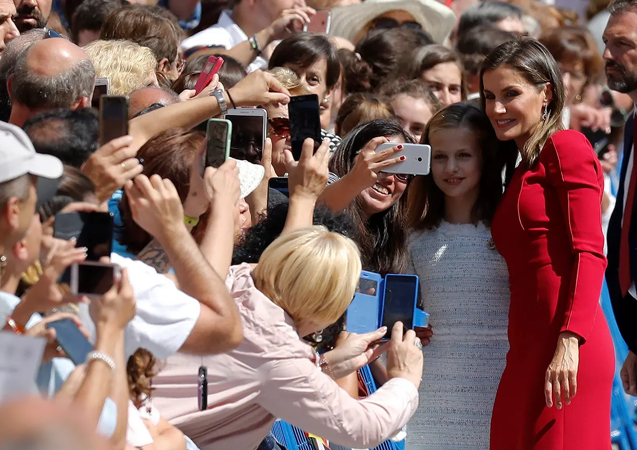 Letizia y Leonor tomándose un selfie con la gente
