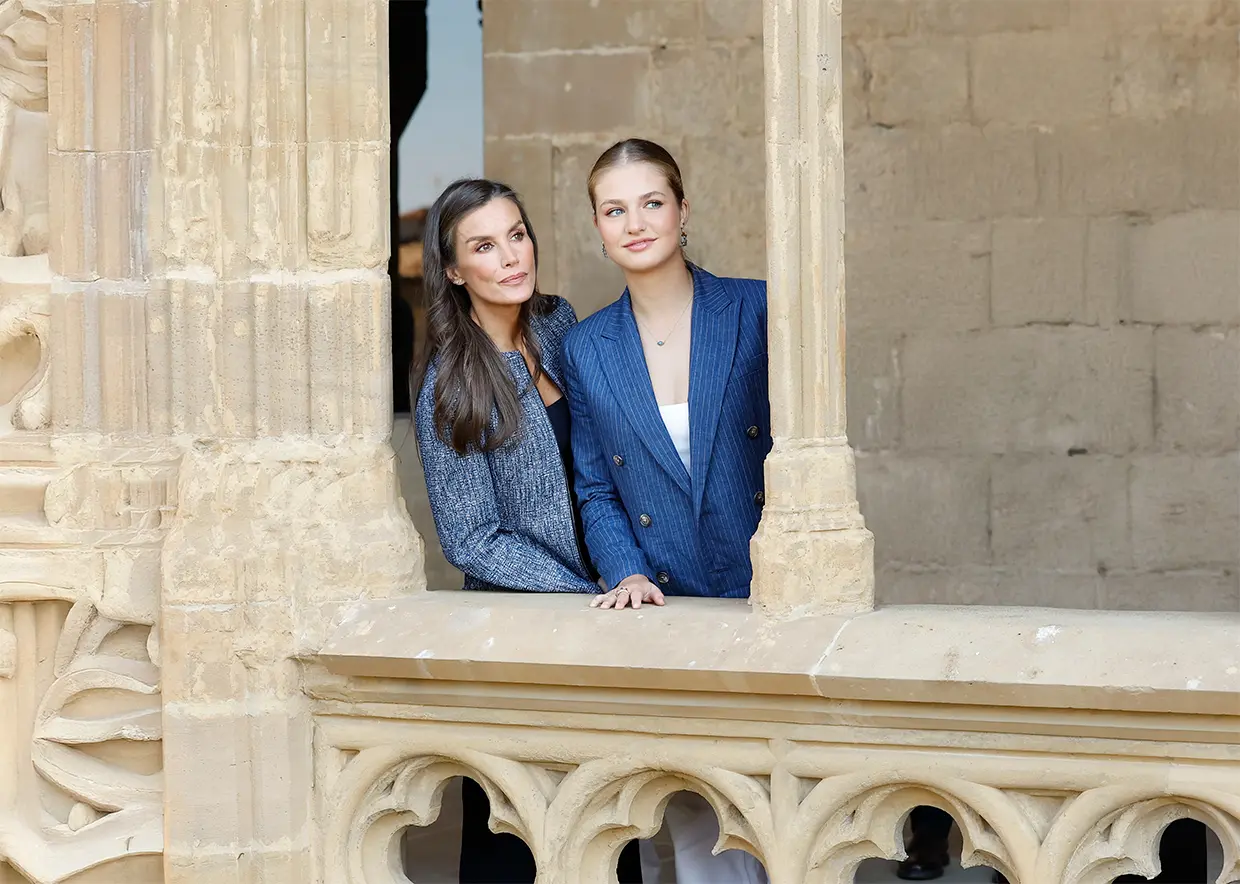 Letizia y Leonor juntas en un balcón de piedra