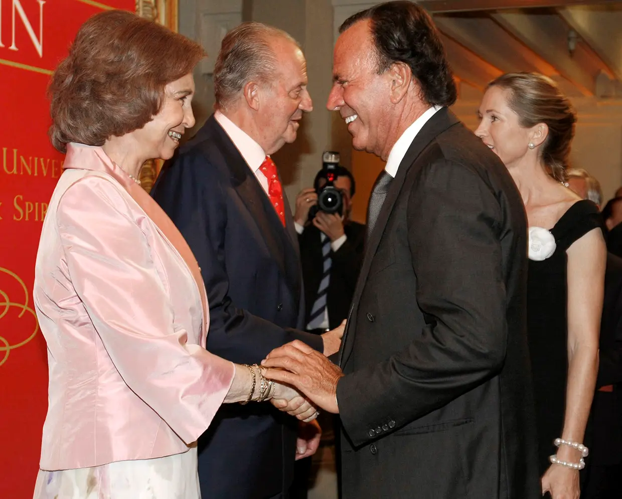 Julio Iglesias saludando a los reyes Juan Carlos I y Sofía